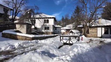 Bulgaristan 'ın Gabrovo bölgesinin Bozhentsi köyünün şaşırtıcı kış manzarası