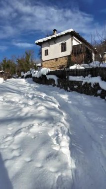 Bulgaristan 'ın Gabrovo bölgesinin Bozhentsi köyünün şaşırtıcı kış manzarası