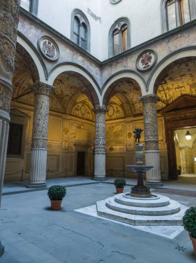 FLORENCE, İtalya - 05 Aralık 2024: Floransa, Toskana Bölgesi, İtalya 'da Palazzo Vecchio