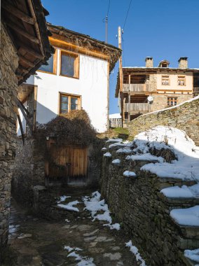 Bulgaristan 'ın Blagoevgrad Bölgesi, Otantik 19. yüzyıl evleriyle Kovaçevitsa Köyü Kış Günbatımı manzarası