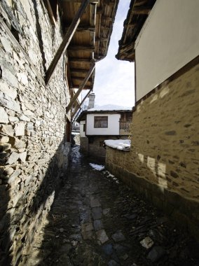 Bulgaristan 'ın Blagoevgrad Bölgesi, Otantik 19. yüzyıl evleriyle Kovaçevitsa Köyü Kış Günbatımı manzarası