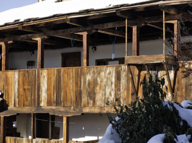 Bulgaristan 'ın Blagoevgrad Bölgesi, Otantik 19. yüzyıl evleriyle Kovaçevitsa Köyü Kış Günbatımı manzarası