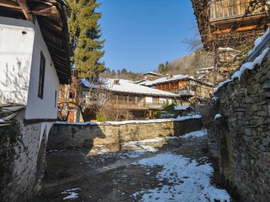 Bulgaristan 'ın Blagoevgrad Bölgesi, Otantik 19. yüzyıl evleriyle Kovaçevitsa Köyü Kış Günbatımı manzarası