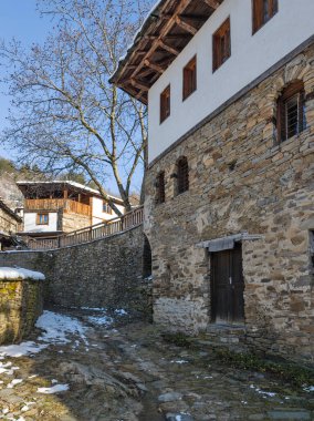 Bulgaristan 'ın Blagoevgrad Bölgesi, Otantik 19. yüzyıl evleriyle Kovaçevitsa Köyü Kış Günbatımı manzarası