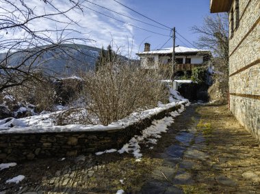 Bulgaristan 'ın Blagoevgrad Bölgesi, Otantik 19. yüzyıl evleriyle Kovaçevitsa Köyü Kış Günbatımı manzarası