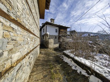 Bulgaristan 'ın Blagoevgrad Bölgesi, Otantik 19. yüzyıl evleriyle Kovaçevitsa Köyü Kış Günbatımı manzarası