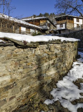 Bulgaristan 'ın Blagoevgrad Bölgesi, Otantik 19. yüzyıl evleriyle Kovaçevitsa Köyü Kış Günbatımı manzarası