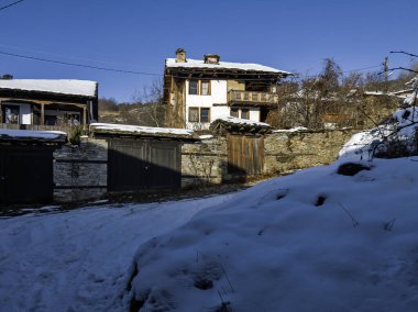 Bulgaristan 'ın Blagoevgrad Bölgesi, Otantik 19. yüzyıl evleriyle Kovaçevitsa Köyü Kış Günbatımı manzarası