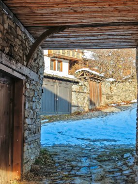 Bulgaristan 'ın Blagoevgrad Bölgesi, Otantik 19. yüzyıl evleriyle Kovaçevitsa Köyü Kış Günbatımı manzarası