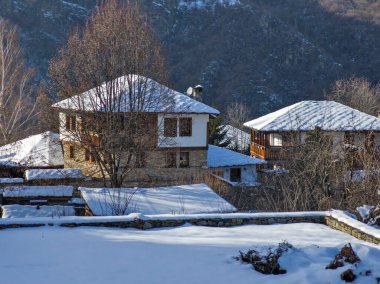 Bulgaristan 'ın Blagoevgrad Bölgesi, Otantik 19. yüzyıl evleriyle Kovaçevitsa Köyü Kış Günbatımı manzarası