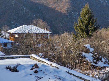 Bulgaristan 'ın Blagoevgrad Bölgesi, Otantik 19. yüzyıl evleriyle Kovaçevitsa Köyü Kış Günbatımı manzarası