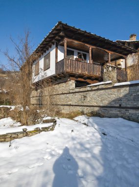 Bulgaristan 'ın Blagoevgrad Bölgesi, Otantik 19. yüzyıl evleriyle Kovaçevitsa Köyü Kış Günbatımı manzarası