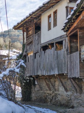Bulgaristan 'ın Blagoevgrad Bölgesi, Otantik 19. yüzyıl evleriyle Kovaçevitsa Köyü Kış Günbatımı manzarası