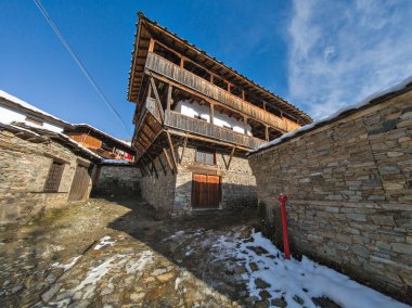 Bulgaristan 'ın Blagoevgrad Bölgesi, Otantik 19. yüzyıl evleriyle Kovaçevitsa Köyü Kış Günbatımı manzarası