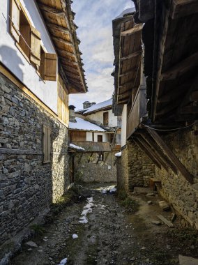 Bulgaristan 'ın Blagoevgrad Bölgesi, Otantik 19. yüzyıl evleriyle Kovaçevitsa Köyü Kış Günbatımı manzarası