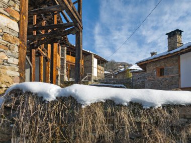 Bulgaristan 'ın Blagoevgrad Bölgesi, Otantik 19. yüzyıl evleriyle Kovaçevitsa Köyü Kış Günbatımı manzarası