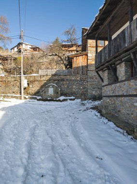 Bulgaristan 'ın Blagoevgrad Bölgesi, Otantik 19. yüzyıl evleriyle Kovaçevitsa Köyü Kış Günbatımı manzarası