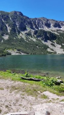 Bulgaristan 'ın Granchar Gölü yakınlarındaki Rila Dağı' nın İnanılmaz Yaz Manzarası