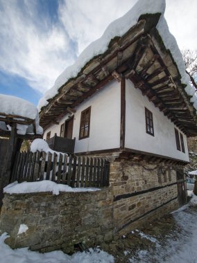 Bulgaristan 'ın Gabrovo bölgesinin Bozhentsi köyünün şaşırtıcı kış manzarası