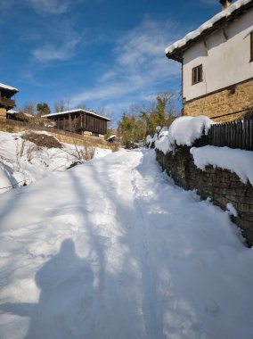 Bulgaristan 'ın Gabrovo bölgesinin Bozhentsi köyünün şaşırtıcı kış manzarası