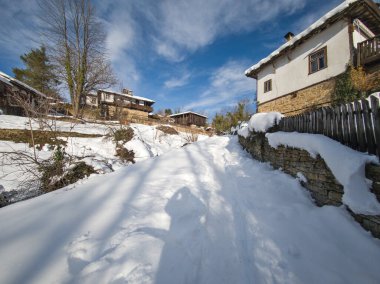 Bulgaristan 'ın Gabrovo bölgesinin Bozhentsi köyünün şaşırtıcı kış manzarası