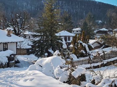 Bulgaristan 'ın Gabrovo bölgesinin Bozhentsi köyünün şaşırtıcı kış manzarası