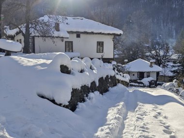 Bulgaristan 'ın Gabrovo bölgesinin Bozhentsi köyünün şaşırtıcı kış manzarası