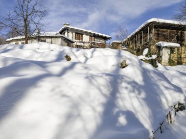 Bulgaristan 'ın Gabrovo bölgesinin Bozhentsi köyünün şaşırtıcı kış manzarası