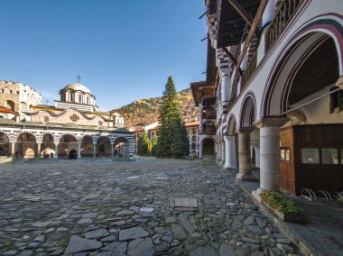 Bulgaristan 'ın Kyustendil Bölgesi, Rila (Rila Manastırı) Ortodoks Manastırı' nın sonbahar manzarası