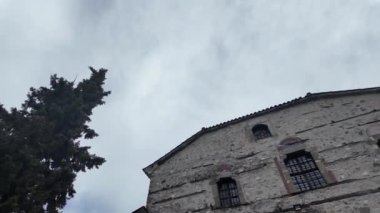 Bulgaristan 'ın Blagoevgrad bölgesindeki Melnik kasabasındaki tipik sokak ve eski evler