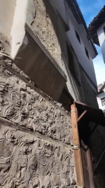 Bulgaristan 'ın Blagoevgrad bölgesindeki Melnik kasabasındaki tipik sokak ve eski evler