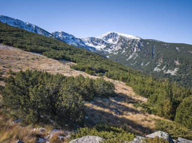 Rila Dağı 'nın Mechit yakınlarındaki muhteşem sonbahar manzarası ve Popova Kapa zirveleri, Bulgaristan