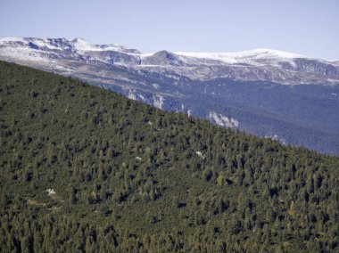 Rila Dağı 'nın Mechit yakınlarındaki muhteşem sonbahar manzarası ve Popova Kapa zirveleri, Bulgaristan