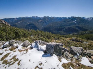Rila Dağı 'nın Mechit yakınlarındaki muhteşem sonbahar manzarası ve Popova Kapa zirveleri, Bulgaristan
