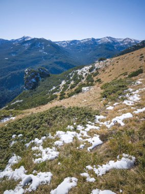 Rila Dağı 'nın Mechit yakınlarındaki muhteşem sonbahar manzarası ve Popova Kapa zirveleri, Bulgaristan