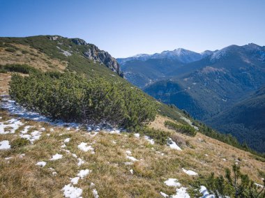 Rila Dağı 'nın Mechit yakınlarındaki muhteşem sonbahar manzarası ve Popova Kapa zirveleri, Bulgaristan