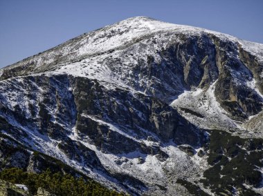 Rila Dağı 'nın Mechit yakınlarındaki muhteşem sonbahar manzarası ve Popova Kapa zirveleri, Bulgaristan