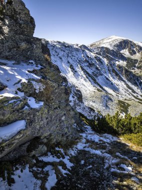 Rila Dağı 'nın Mechit yakınlarındaki muhteşem sonbahar manzarası ve Popova Kapa zirveleri, Bulgaristan