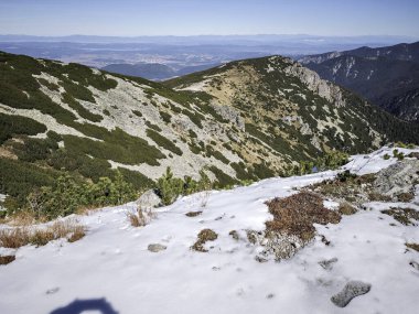 Rila Dağı 'nın Mechit yakınlarındaki muhteşem sonbahar manzarası ve Popova Kapa zirveleri, Bulgaristan