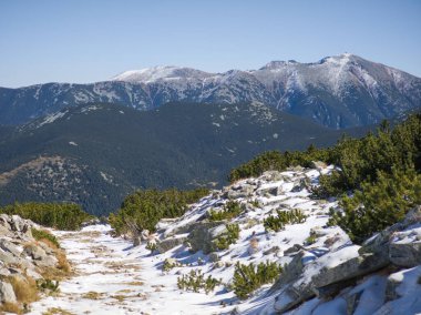 Rila Dağı 'nın Mechit yakınlarındaki muhteşem sonbahar manzarası ve Popova Kapa zirveleri, Bulgaristan