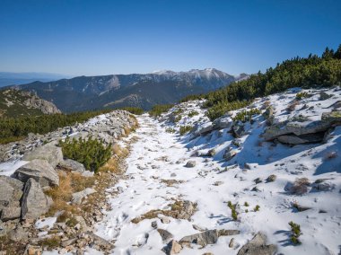 Rila Dağı 'nın Mechit yakınlarındaki muhteşem sonbahar manzarası ve Popova Kapa zirveleri, Bulgaristan