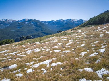 Rila Dağı 'nın Mechit yakınlarındaki muhteşem sonbahar manzarası ve Popova Kapa zirveleri, Bulgaristan