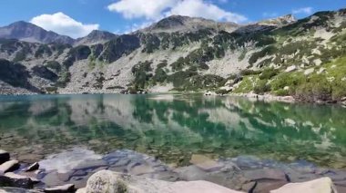 Bulgaristan 'ın Banderitsa Gölü çevresindeki Pirin Dağı' nın şaşırtıcı yaz manzarası