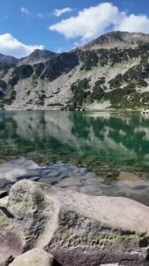Bulgaristan 'ın Banderitsa Gölü çevresindeki Pirin Dağı' nın şaşırtıcı yaz manzarası