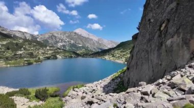 Bulgaristan 'ın Banderitsa Gölü çevresindeki Pirin Dağı' nın şaşırtıcı yaz manzarası