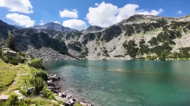 Bulgaristan 'ın Banderitsa Gölü çevresindeki Pirin Dağı' nın şaşırtıcı yaz manzarası