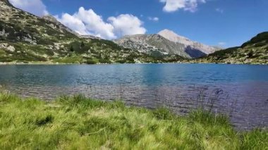 Bulgaristan 'ın Banderitsa Gölü çevresindeki Pirin Dağı' nın şaşırtıcı yaz manzarası