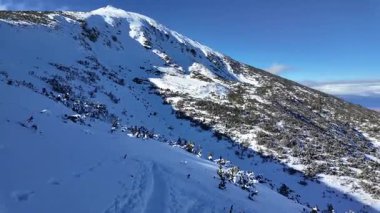 Bulgaristan 'ın Polezhan ve Bezbog Tepeleri yakınlarındaki Pirin Dağı' nın muhteşem kış manzarası