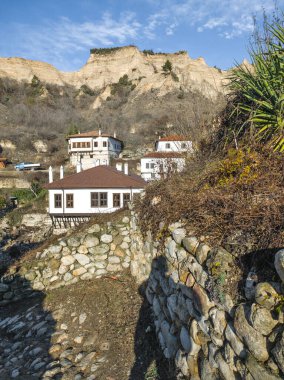 Bulgaristan 'ın Blagoevgrad bölgesindeki Melnik kasabasındaki tipik sokak ve eski evler