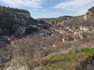 Bulgaristan 'ın Blagoevgrad bölgesindeki Melnik kasabasındaki tipik sokak ve eski evler